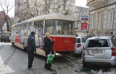 Неуправляемый трамвай сошел с рельс 