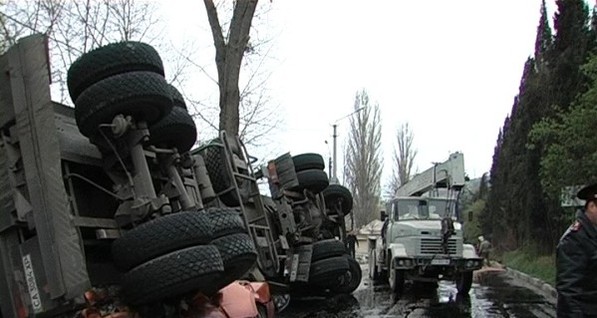 В Крыму бензовоз расплющил легковушку, есть погибшие