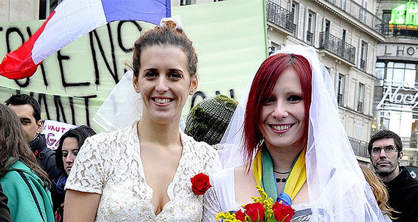 Во Франции одобрили однополые браки 