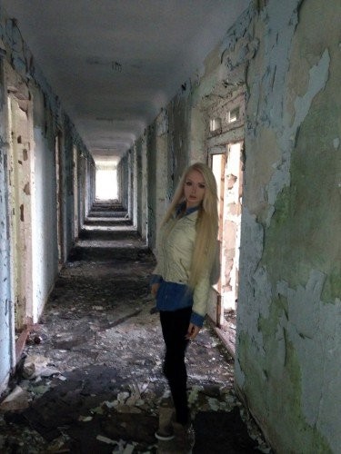 Одесская Барби полюбила прогулки по заброшенным домам