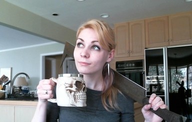 Хрупкая девушка нашла множество новых применений мечу орков