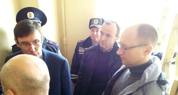 Луценко приехал проведать Тимошенко