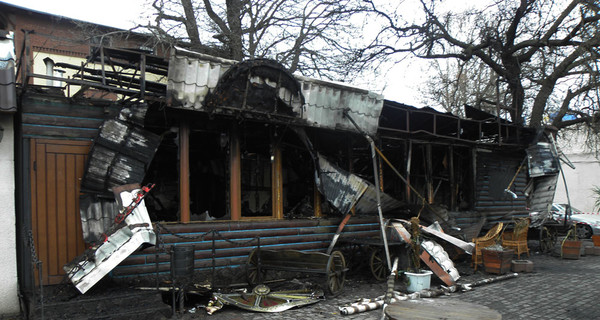 Ресторан с автомобилями в центре Одессы сожгли намеренно