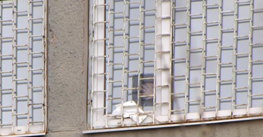 Тимошенко машет соратникам в дырку, которую сделала в пленке на окне палаты