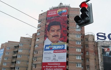 В Киеве с плаката призывают голосовать за преемника Чавеса