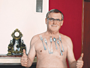 Львовский чиновник носит на теле утюги и вилки