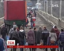 На Буковине людям приходиться пешком преодолевать аварийный мост