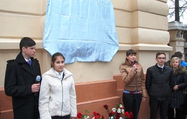 В Одессе открыли мемориальную доску братьям Катаевым