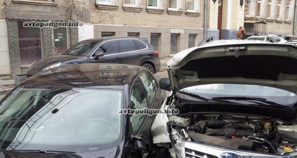 В центре Киева столкнулись две иномарки, есть пострадавшие