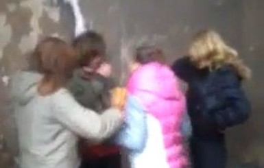 Милиция Мариуполя нашла школьников, которые пытали восьмиклассницу и душили ее шарфом