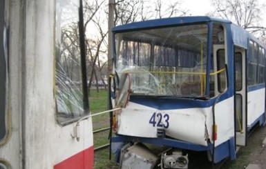 Переполненные трамваи столкнулись из-за невнимательности водителя 