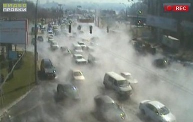 В Киеве прорвало теплотрассу, машины обливает кипятком