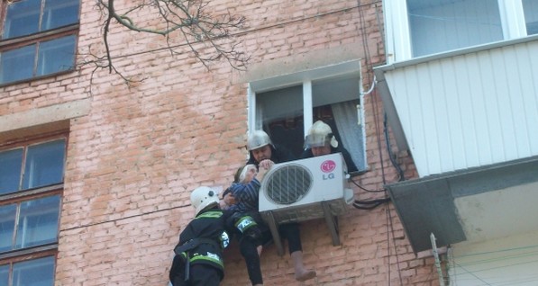 97-летняя жительница Ровно выпала из окна: ее спас кондиционер