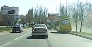 Жутковатое видео: в Донецке на Ленинском проспекте автобус вылетает на обочину