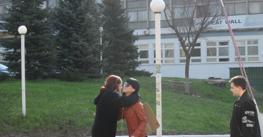 В Харькове пешеходам предлагают бесплатные объятия