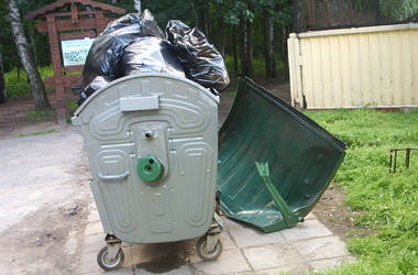 В Крыму парня насмерть задавило мусорным контейнером