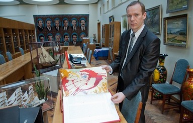 Подарки президенту: кофейник от Путина и Библия в бриллиантах