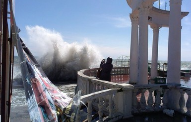 Ураган нанес Крыму убытков на миллионы гривен