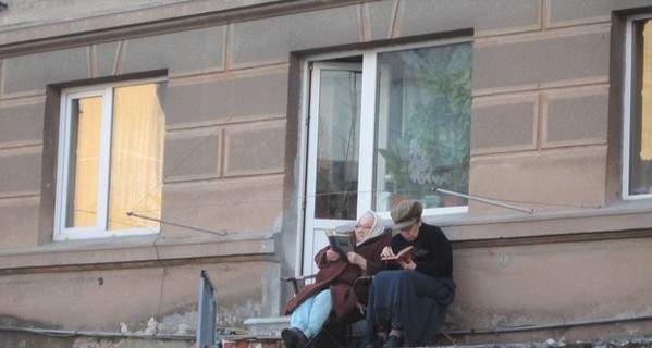 Тернопольские старушки-экстремалки отдыхают на аварийной крыше