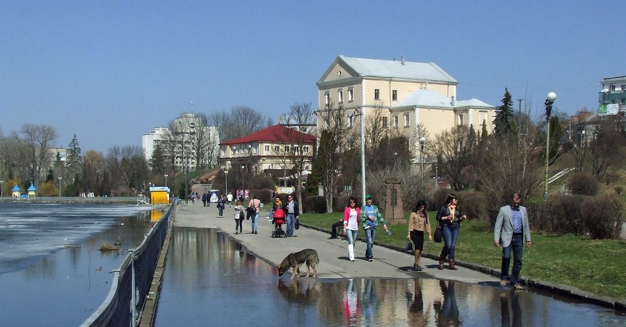В Тернополе озеро вышло из берегов и залило тротуары