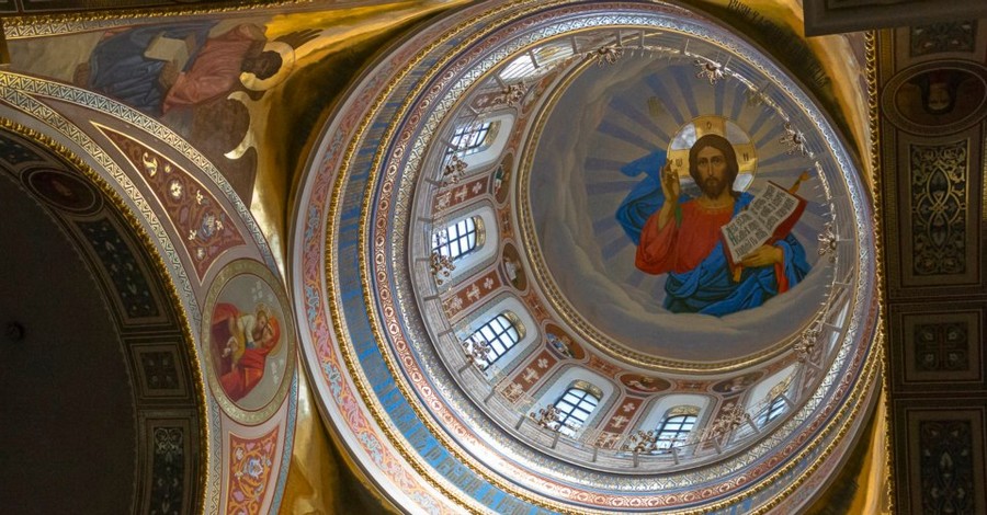 Главный храм Донецка расписали сусальным золотом