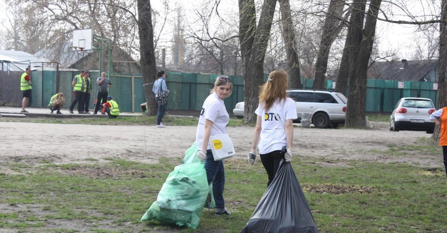 В киевском Гидропарке нашли комплект женской одежды, зубную щетку и кусок железа, пробитый пулями
