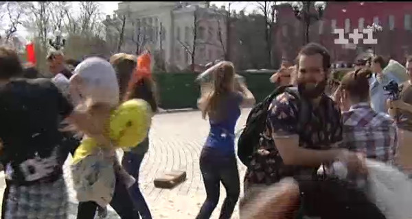 В Киеве подушками 