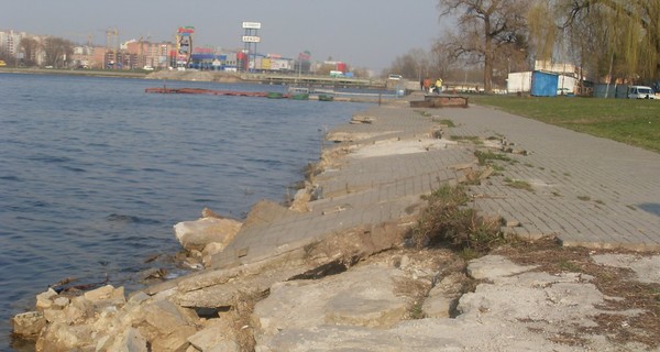 В Хмельницкой области в результате весеннего паводка провалилась набережная