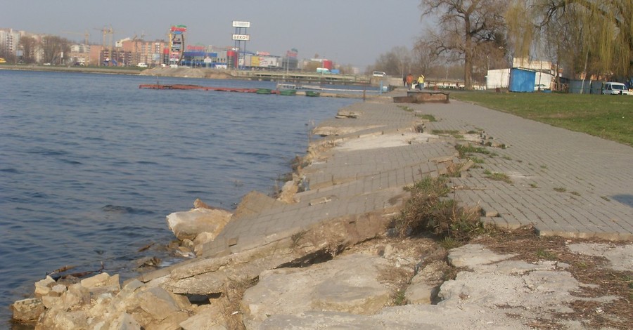 В Хмельницкой области в результате весеннего паводка провалилась набережная