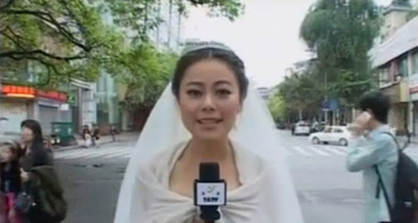 Китайская журналистка прервала свадьбу ради репортажа о землетрясении