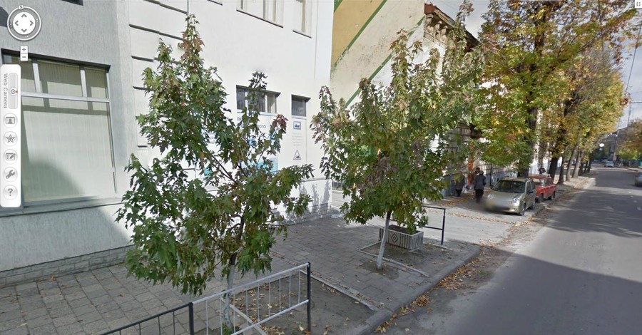 Во Львове садят деревья посреди тротуара