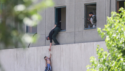 Мальчика эвакуируют из здания иранского парламента