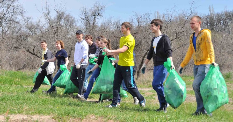 Волонтеры вышли на уборку Украины 