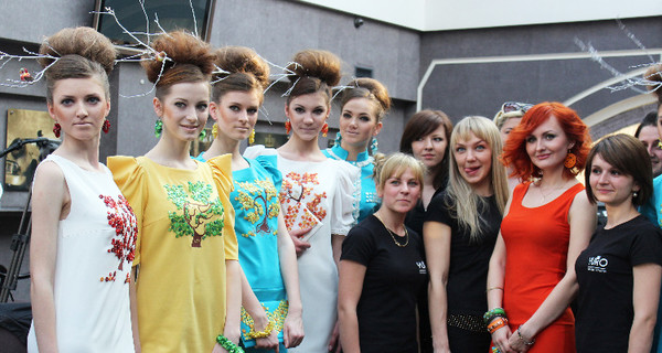 Дизайнер из Ивано-Франковска пришила на платья рекордное количество пуговиц