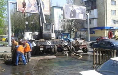 Центр Одессы заливает: вода хлещет прямо на проезжую часть
