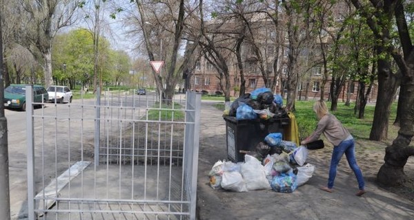 Коммунальщики прячут мусорные баки за решетки