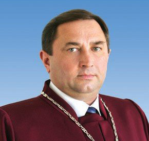 Янукович уволил судью Конституционного суда
