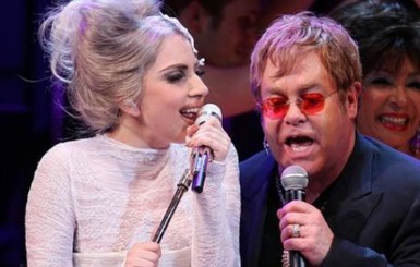 Леди Гага стала дважды кумой Элтона Джона 