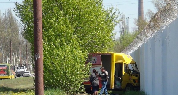 В Мариуполе грузовик врезался в комбинат 