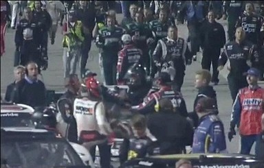 Скандал на гонке NASCAR: Нельсон Пике-младший устроил драку возле разбитого авто