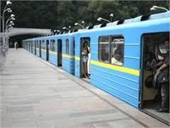 ЧП в киевском метро: мужчина бросился под поезд  