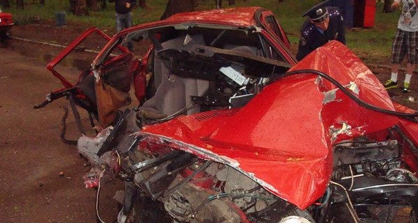 В Черкассах автомобиль на полном ходу влетел в столб: машина всмятку, один человек погиб