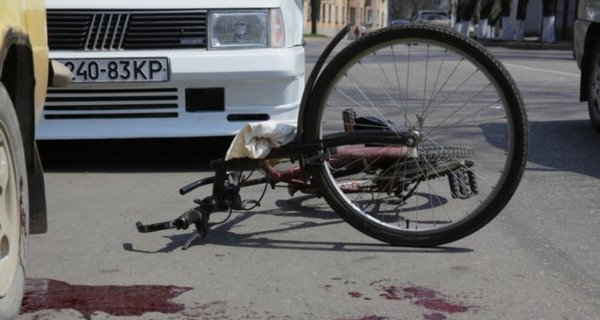 В Крыму два автомобиля в кровь задавили велосипедиста
