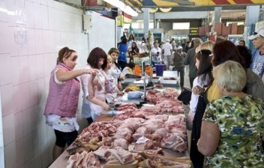 Мясо на пикник запорожцы покупают на рынках, а овощи - в супермаркетах