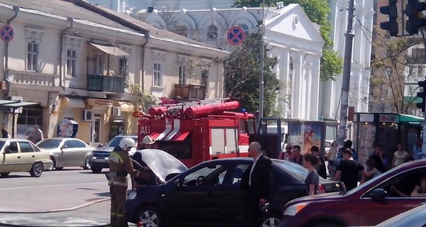 В центре Одессы внезапно загорелся автомобиль