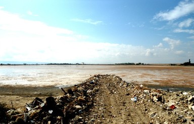 Уникальное озеро Аджиголь утопает в строительном мусоре