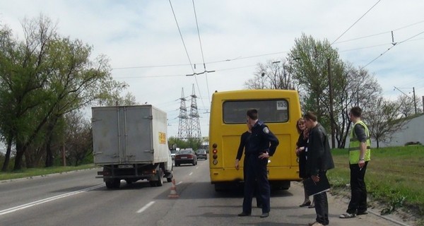 В Мариуполе маршрутку разгромили упавшие троллейбусные провода