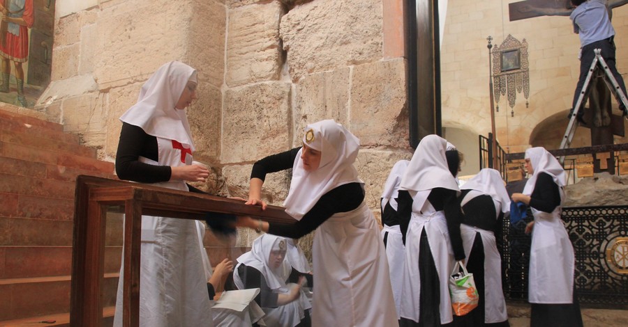 В Иерусалиме монашки омыли святыни, которые открывают раз в год