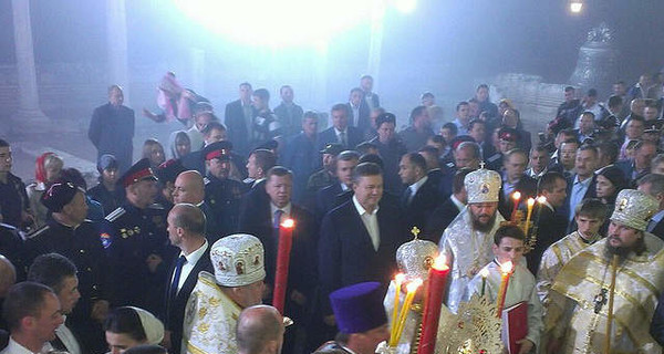 СМИ: В Херсонесе верующие не смогли попасть на службу, потому что охрана Януковича не пустила их в собор