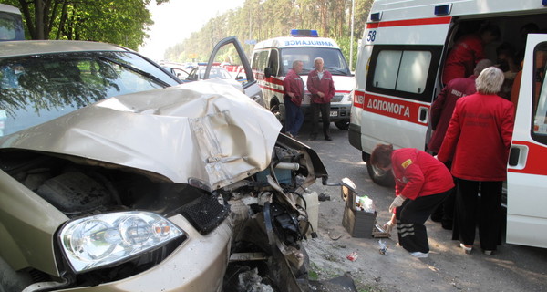 В Киеве водитель решил свести счеты с жизнью, на полной скорости въехав в столб